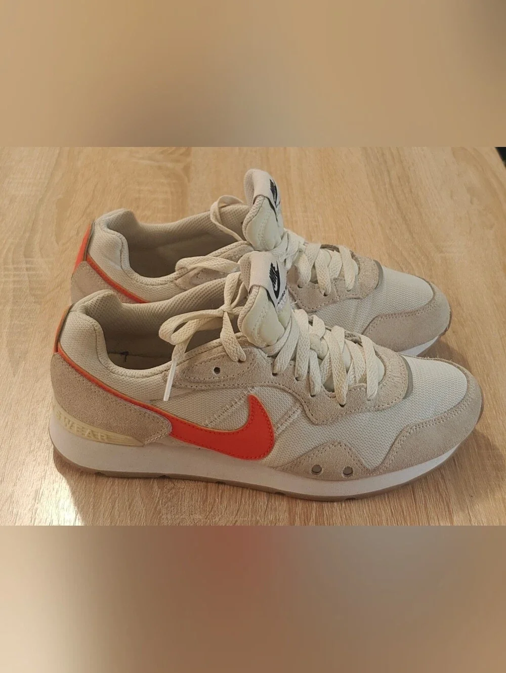 Nike Venture Runner Women’s 7.5 White Rush Orange Suede Retro Sneakers